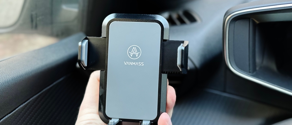 Die Auto-Handyhalterung von Vanmass wurde montiert und wird nun eingestellt.