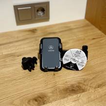 Die Auto-Handyhalterung von Vanmass liegt ausgepackt auf einem Holztisch.