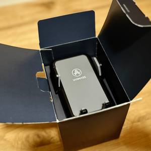 Die Auto-Handyhalterung von Vanmass liegt in einem offenen Karton.