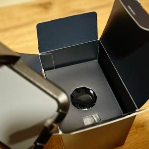 Die Auto-Handyhalterung von Vanmass wird aus einem geöffneten Karton herausgeholt.