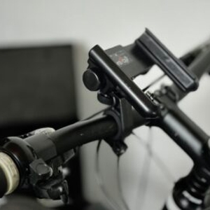 Die Handyhalterung von Grefay ohne Handy darin an einem Fahrrad.