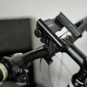 Die Handyhalterung von Grefay ohne Handy darin an einem Fahrrad.