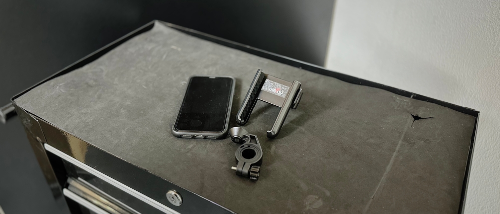 Die Komponenten der Handyhalterung von Grefay liegen auf einem Rollwagen.