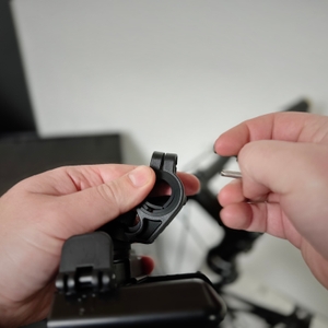 Die Handyhalterung von Grefay wird zur Montage an einen Fahrradlenker vorbereitet.