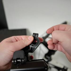Die Handyhalterung von Grefay wird zur Montage an einen Fahrradlenker vorbereitet.