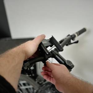 Die Handyhalterung von Grefay wird an einen Fahrradlenker montiert.