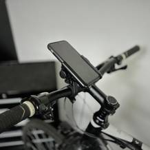 Die Handyhalterung von Grefay mit Handy darin an einem Fahrrad.