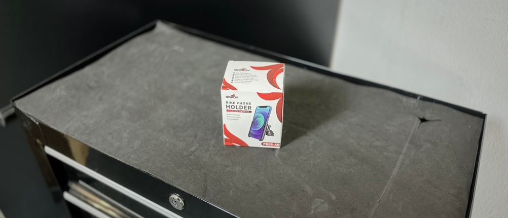 Die Handyhalterung von Grefay steht in der Verpackung auf einem Rollwagen.