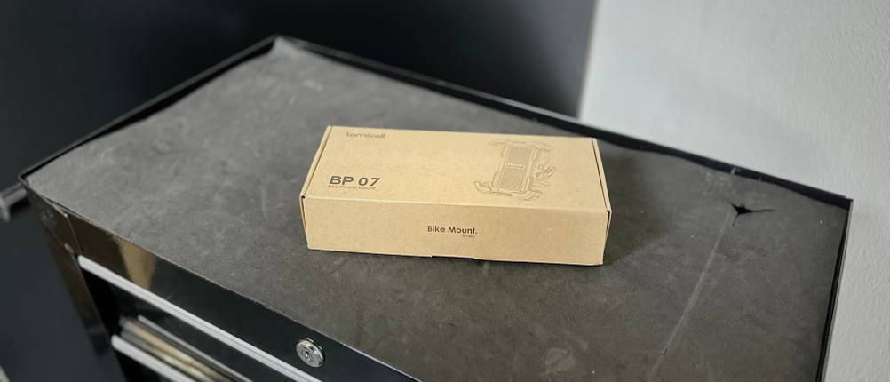 Die Handyhalterung von Lamicall steht in der Verpackung auf einem Rollwagen.