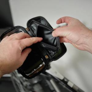 Das Münzfach auf der Innenseite der Handyhalterung von Lemego.