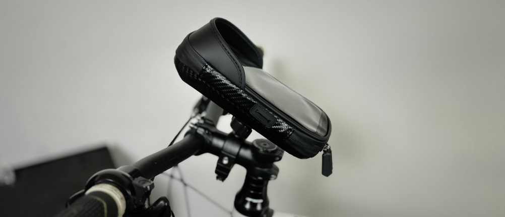 Die Handyhalterung von Lemego auf einem Fahrradlenker von der Seite.