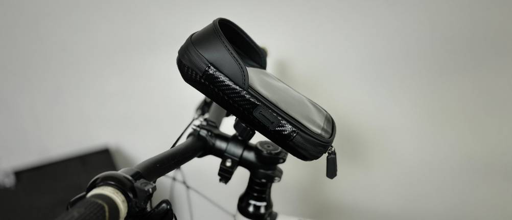 Die Handyhalterung von Lemego auf einem Fahrradlenker von der Seite.