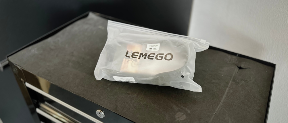 Die Handyhalterung von Lemego steht in der Verpackung auf einem Rollwagen.