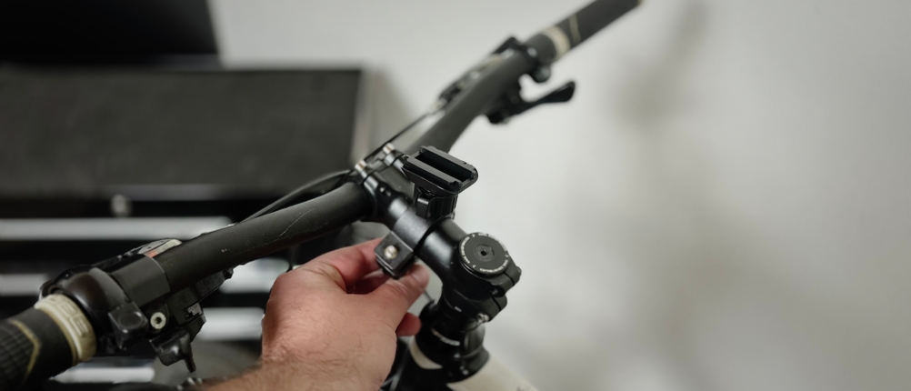 Der untere Teil der Handyhalterung von Lemego wurde auf einen Fahrradlenker montiert.