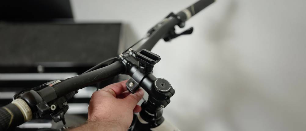 Der untere Teil der Handyhalterung von Lemego wurde auf einen Fahrradlenker montiert.