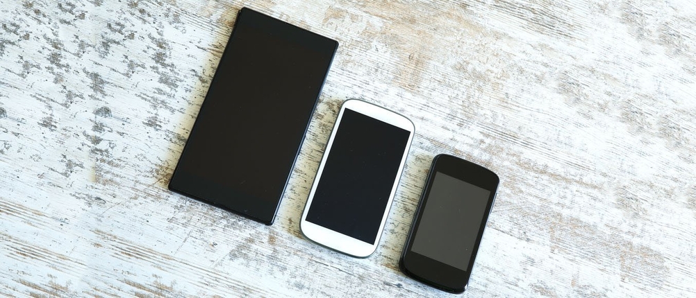 Fahrrad-Handyhalterungen: Handys in verschiedenen Größen liegen auf einem Tisch