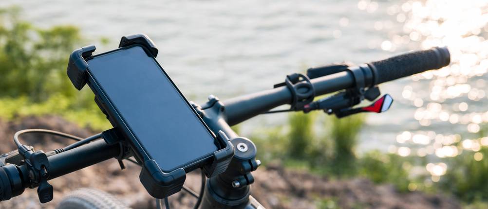 Nahansicht eines Handys in einer Fahrradhalterung im Freien