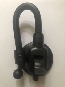 Handyhalterungen fürs Auto im Test: Nahaufnahme einer Handyhalterung mit Saugnapf