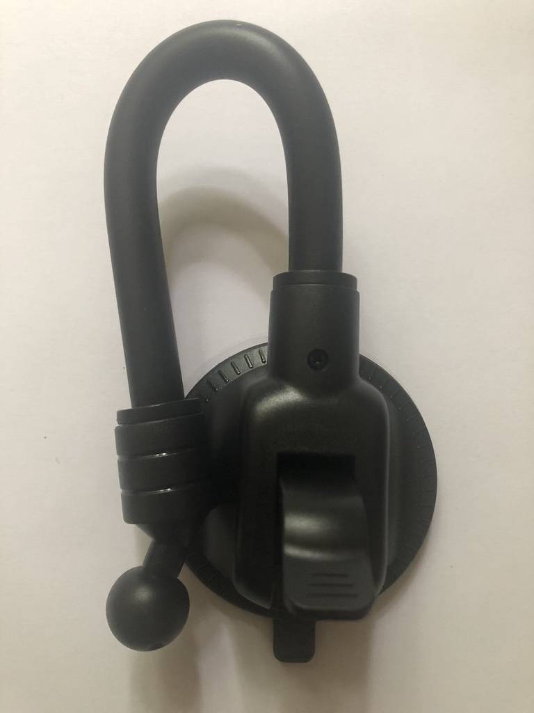 Handyhalterungen fürs Auto im Test: Nahaufnahme einer Handyhalterung mit Saugnapf