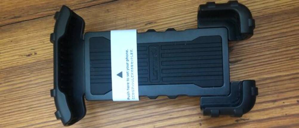 Stoßdämpfer der Fahrrad-Handyhalterung auf einem Holzboden