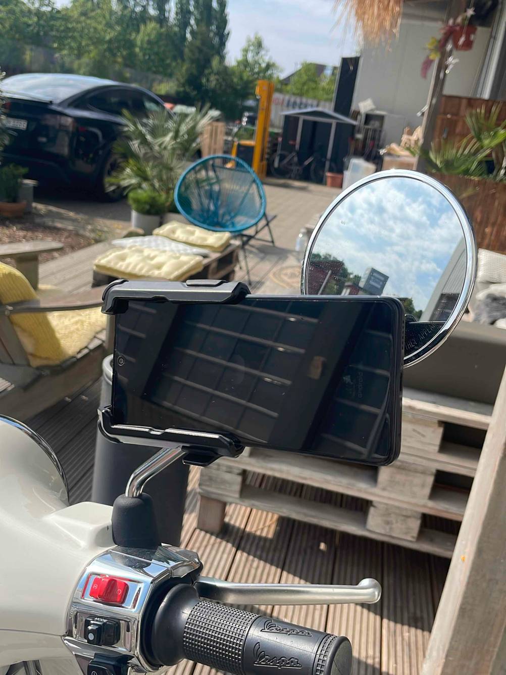 Handyhalterung für das Motorrad im Test: Eine Halterung mit Handy horizontal eingestellt.