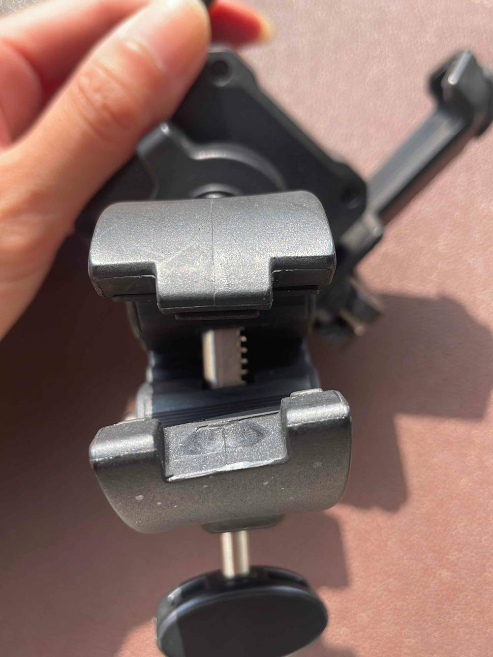 Im Test: Nahaufnahme der Klemme einer Handyhalterung für das Motorrad von vorne.