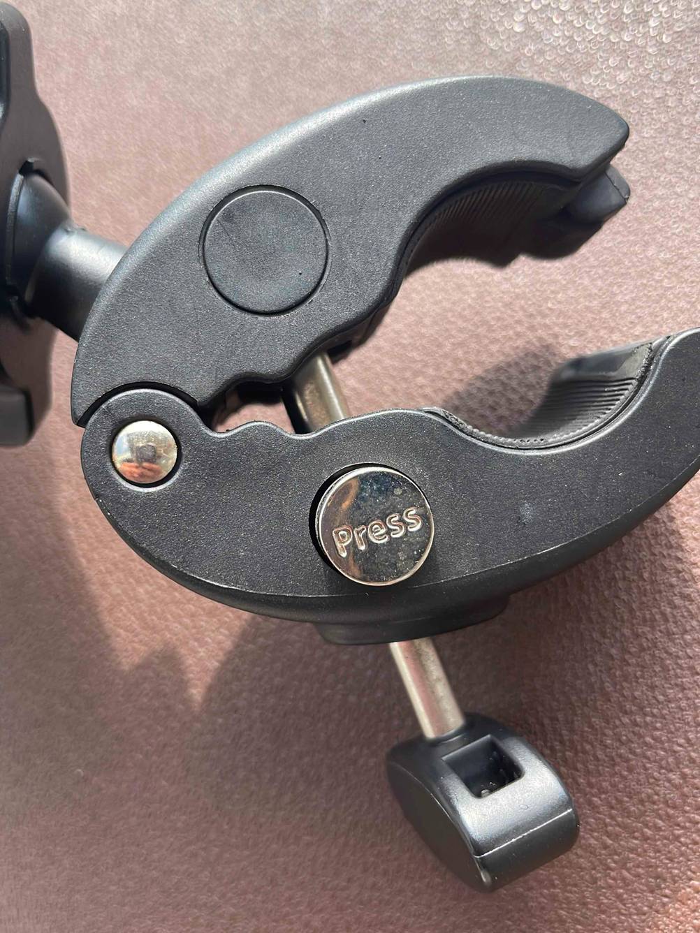 Handyhalterung für das Motorrad im Test: Nahaufnahme der Klemme von der Seite mit Press-Button.