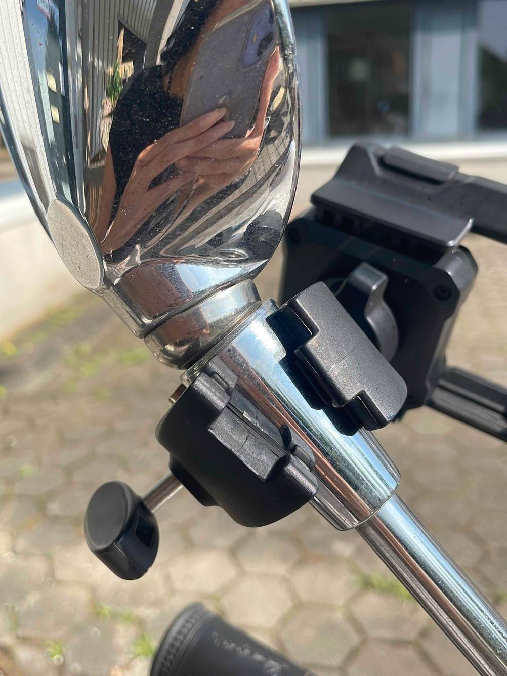 Handyhalterung für das Motorrad getestet: Nahaufnahme der Klemme die am Spiegel befestigt ist.