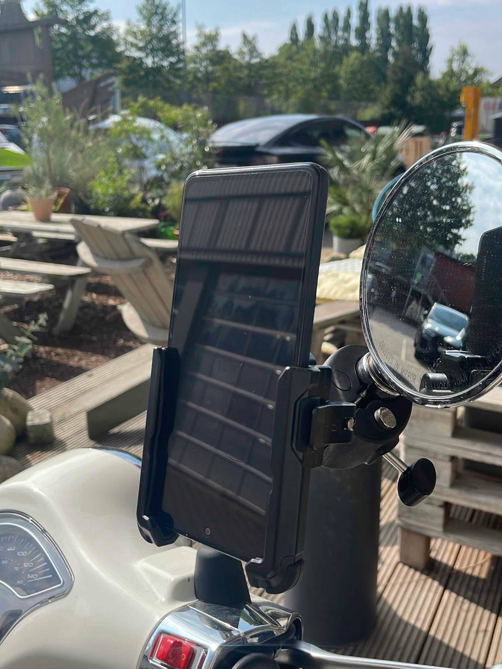 Eine getestete Handyhalterung für das Motorrad im Hochformat neben dem Spiegel an einem Lenker.