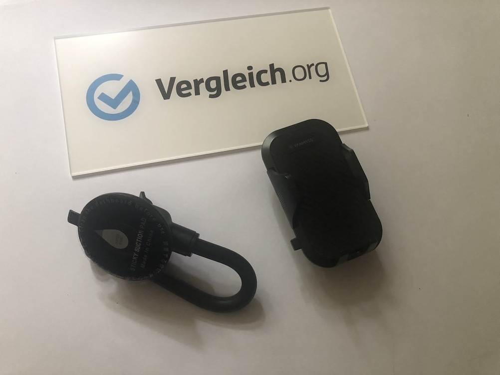 Handyhalterung fürs Auto im Test: Saugnapf- und Lüftungsgitter-Handyhalterung nebeneinander auf einem hellen Untergrund