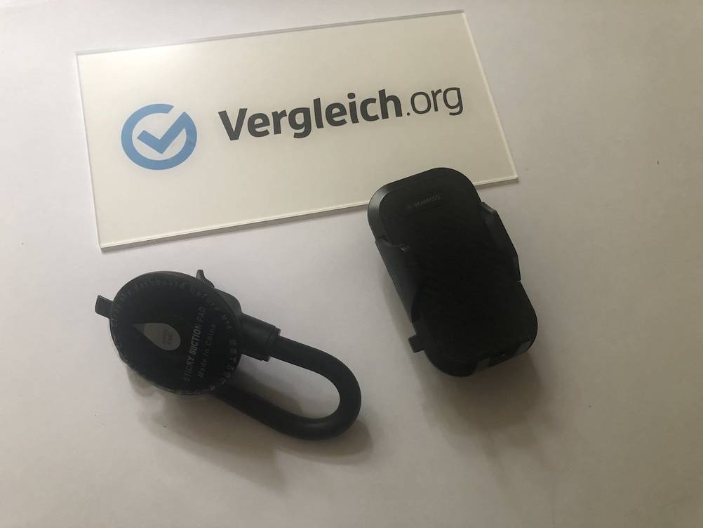 Handyhalterung fürs Auto im Test: Saugnapf- und Lüftungsgitter-Handyhalterung nebeneinander auf einem hellen Untergrund