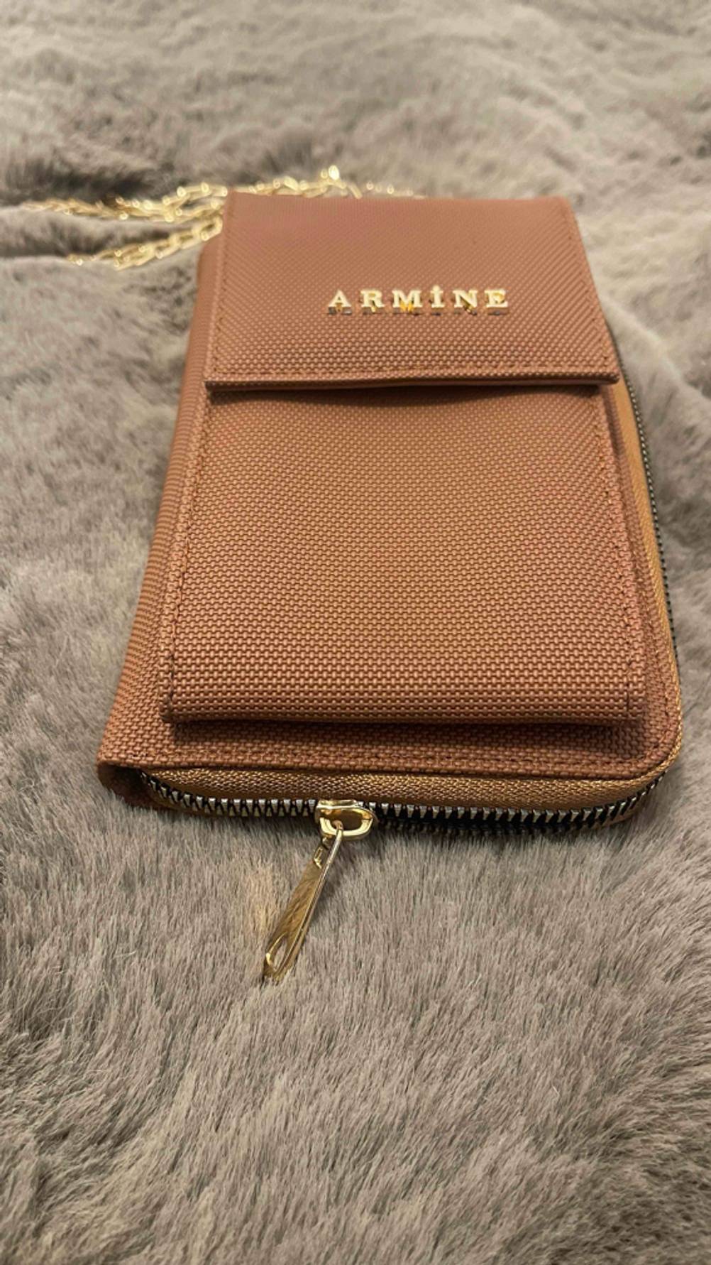 Im Test: Die Tasche auf einer grauen Fellfläche.