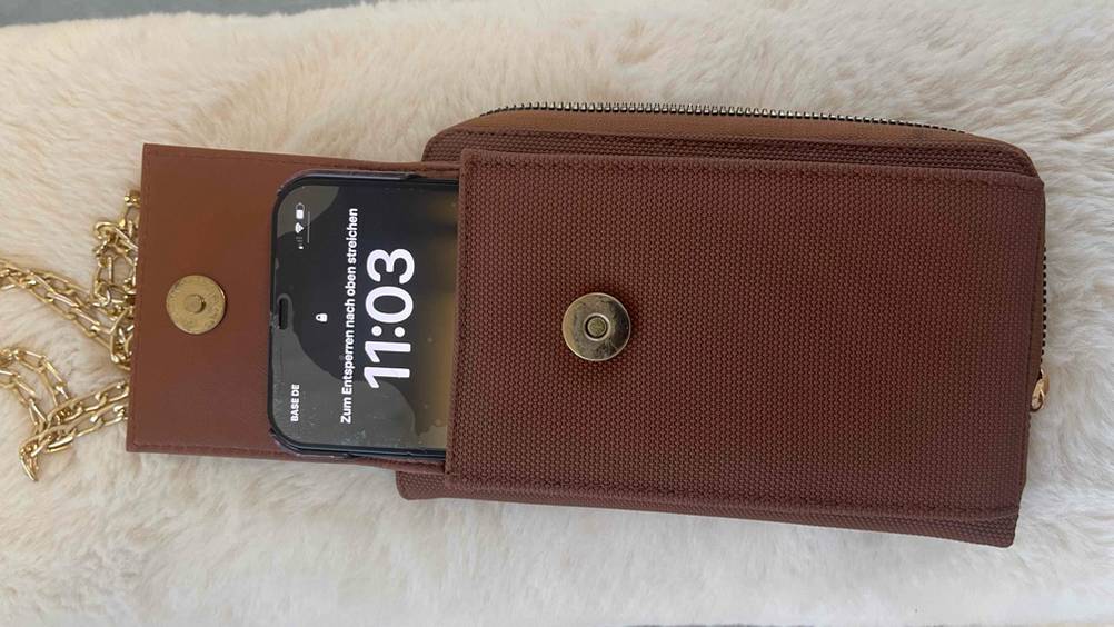 Handytasche im Test: In der Tasche befindet sich ein Handy.