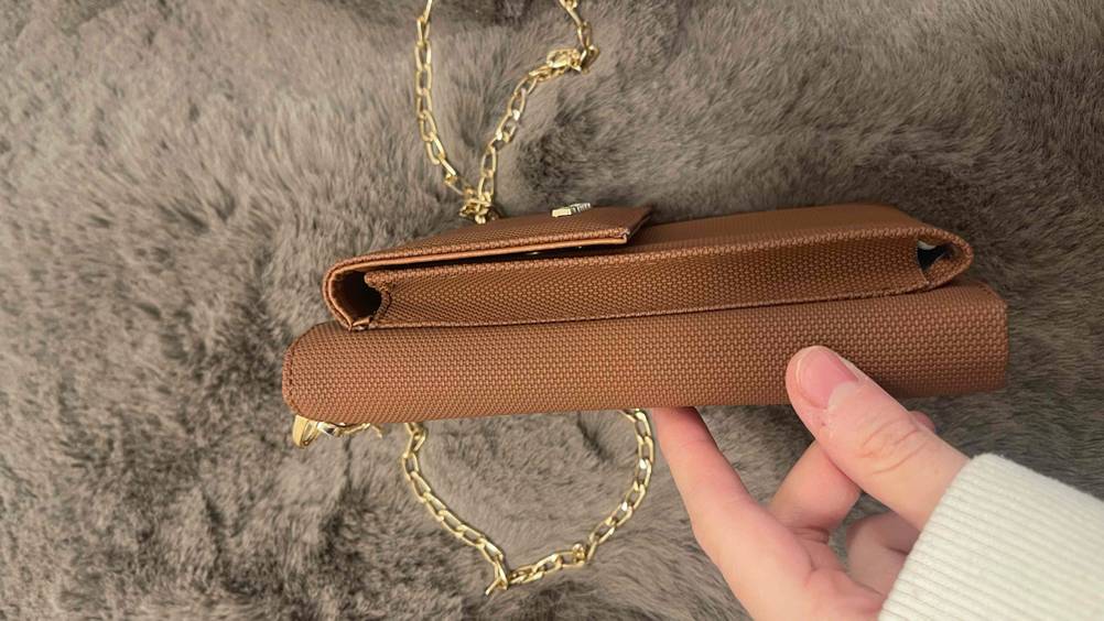 Die getestete Handytasche von der Seite.