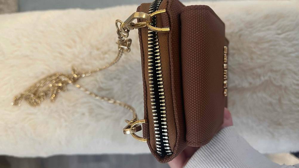 Handytasche getestet: Nahaufnahme des Reisverschlusses oben.