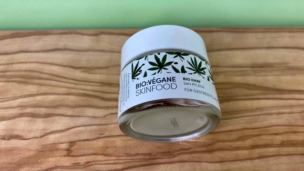 Hanfcreme getestet: Nahaufnahme des Bodens der Creme.