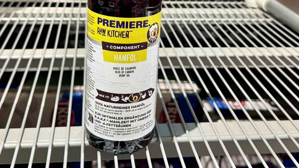 Hanföl Hund getestet: Nahaufnahme des Labels auf der Flasche mit Arikelbezeichnung und Logo.