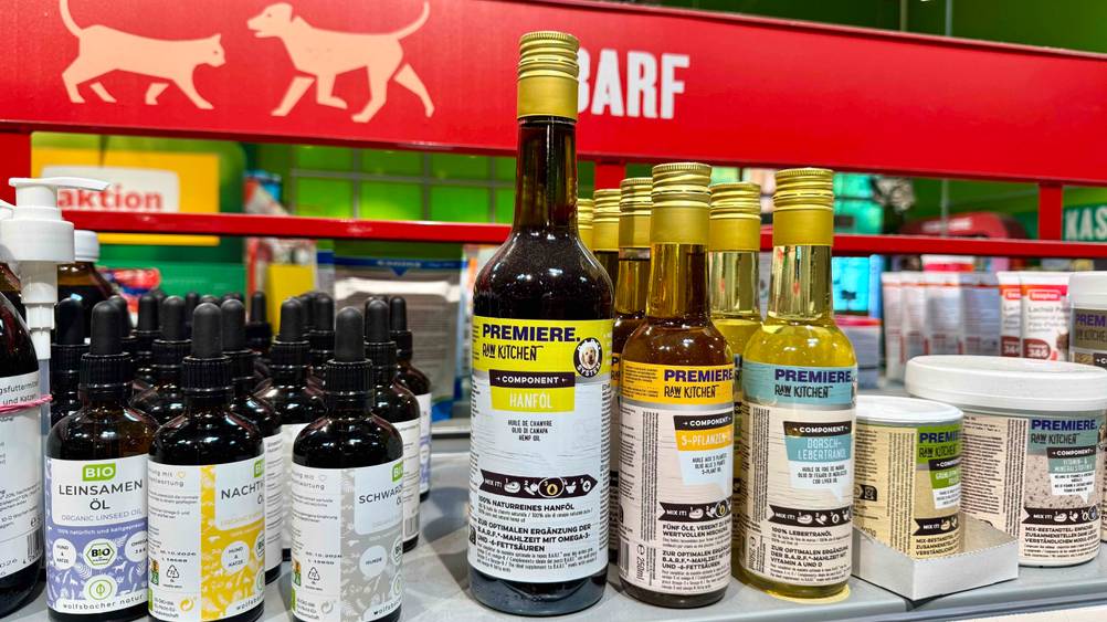 In einem Verkaufsregal steht das Hanföl Hund im Test neben anderen Produkten.