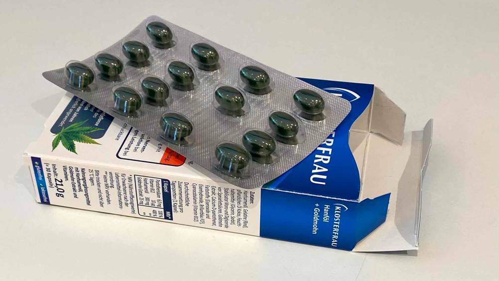 Hanföl-Kapseln getestet: Auf einer Originalverpackung liegt ein Tablettenblister.
