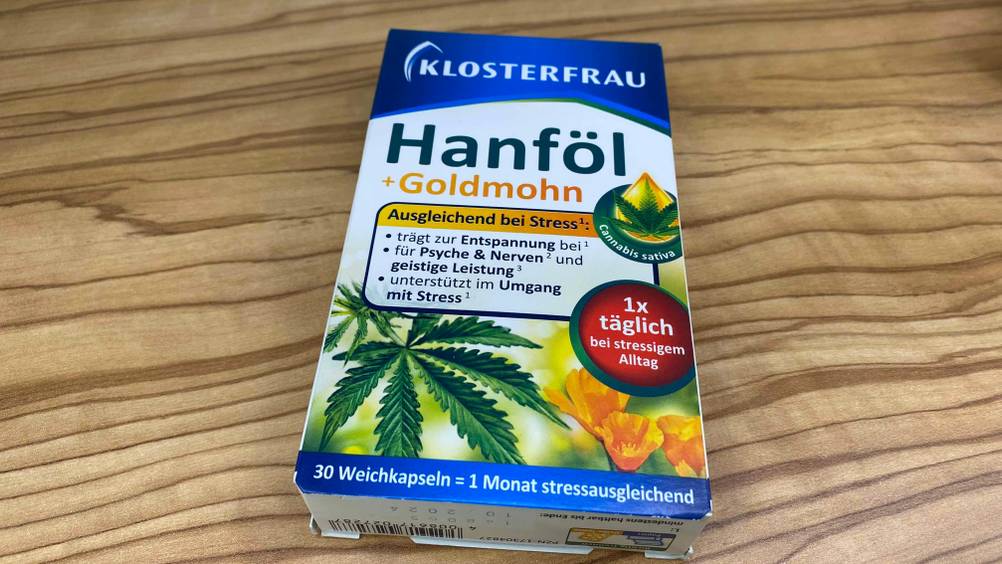 Eine Packung der getesteten Hanföl-Kapseln von schräg oben auf einer Holzfläche.