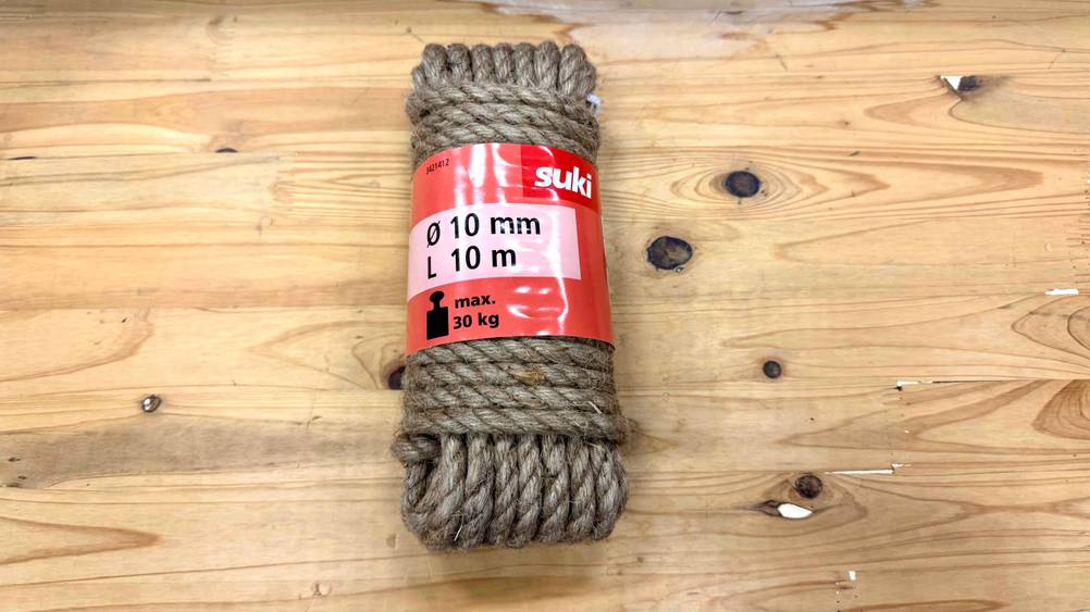 Auf einer Holzfläche liegt das getestete Hanfseil.
