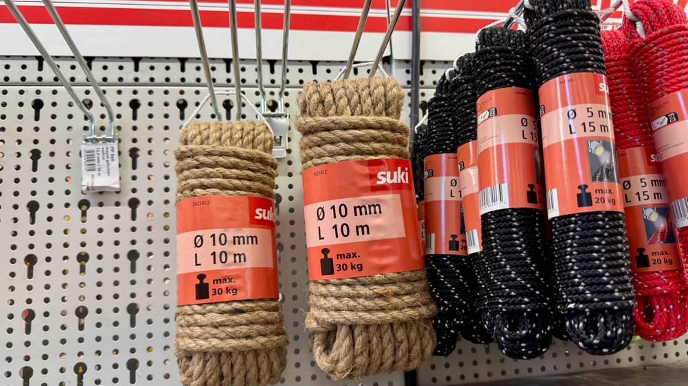 Mehrere der getesteten Hanfseile hängen in einem Verkaufsregal.