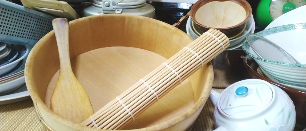 Hangiri getestet: Hangiri mit Reislöffel und Sushi-Matte.