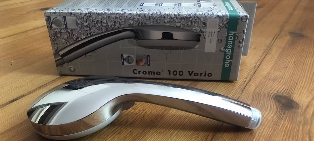 Der Duschkopf Croma 100 Vario von hansgrohe vor Originalverpackung