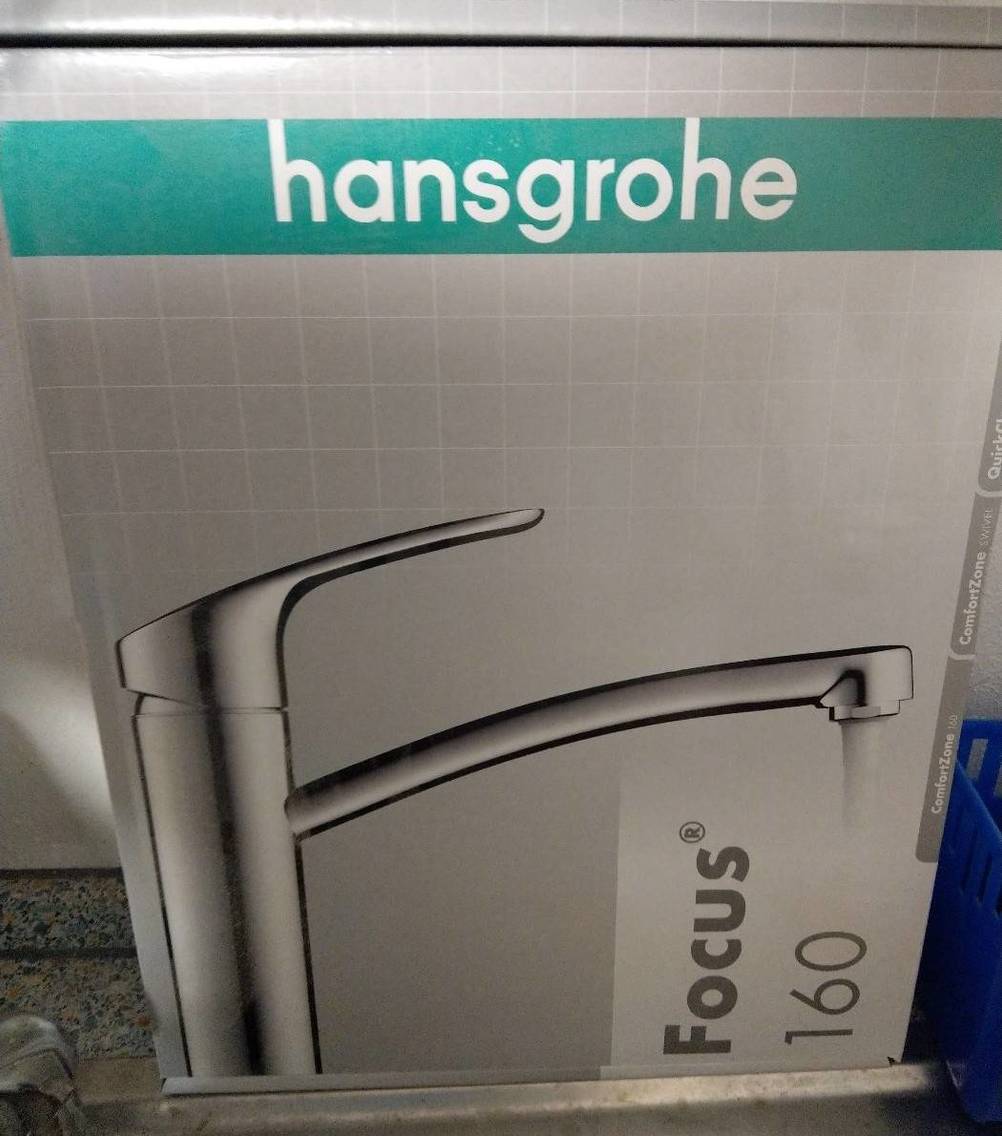 Nahaufnahme der Originalverpackung von einer Hansgrohe Focus Küchenarmatur im Test.