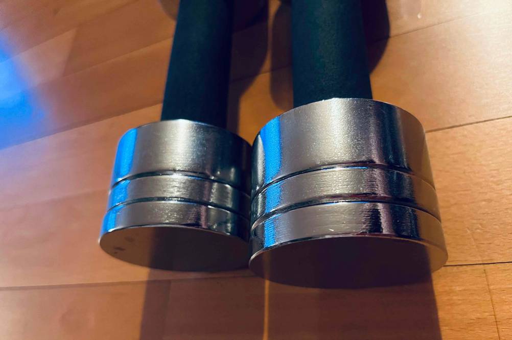 Hanteln 1 kg im Test: zwei Metall Hanteln in Detailansicht.