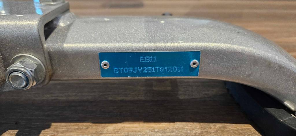 Auf dem Gestell einer getesteten Hantelbank ist eine Nummernplakette montiert.