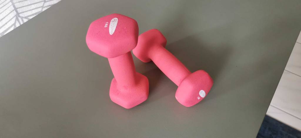 Zwei pinkfarbene 1 Kg Hanteln nebeneinander
