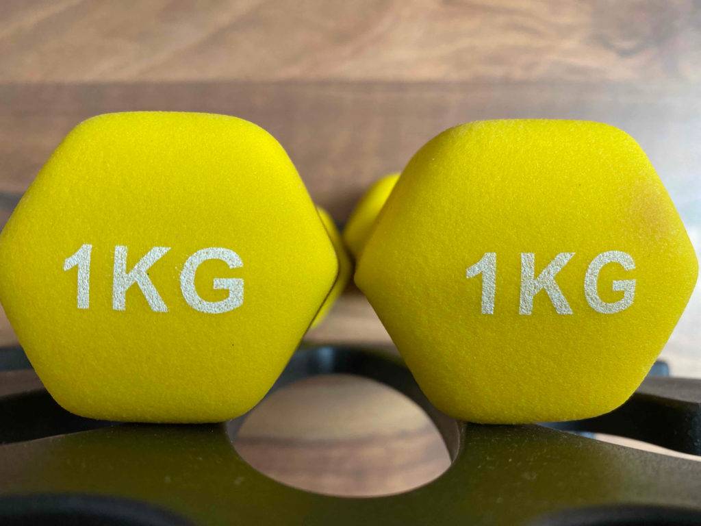 Ein Kilo gelbe Kurzhanteln.