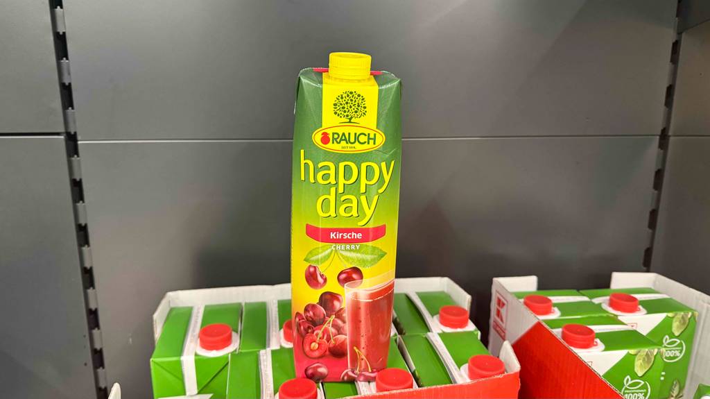 Kirschsaft-Test: Ein Tetrapak steht auf einem Karton mit weiteren Tetrapaks.